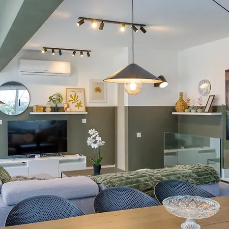 Lux Duplex Penthouse W/ Expansive Rooftop Terrace By 360 Estates